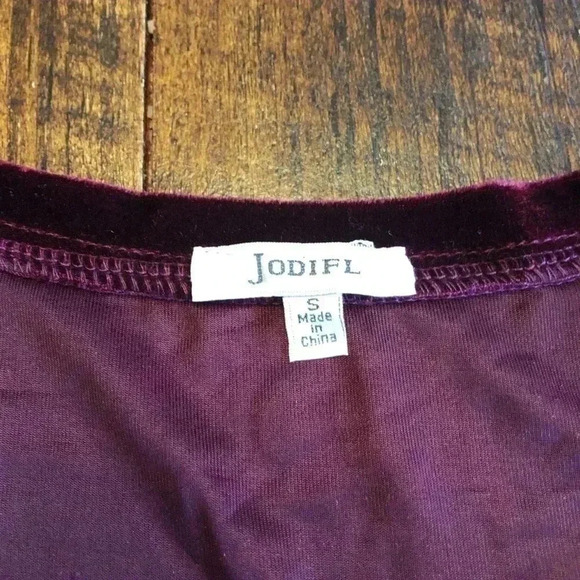 Jodifl | Velvet Top with Embroidery, 3/4 Sleeve - Picture 3 of 6